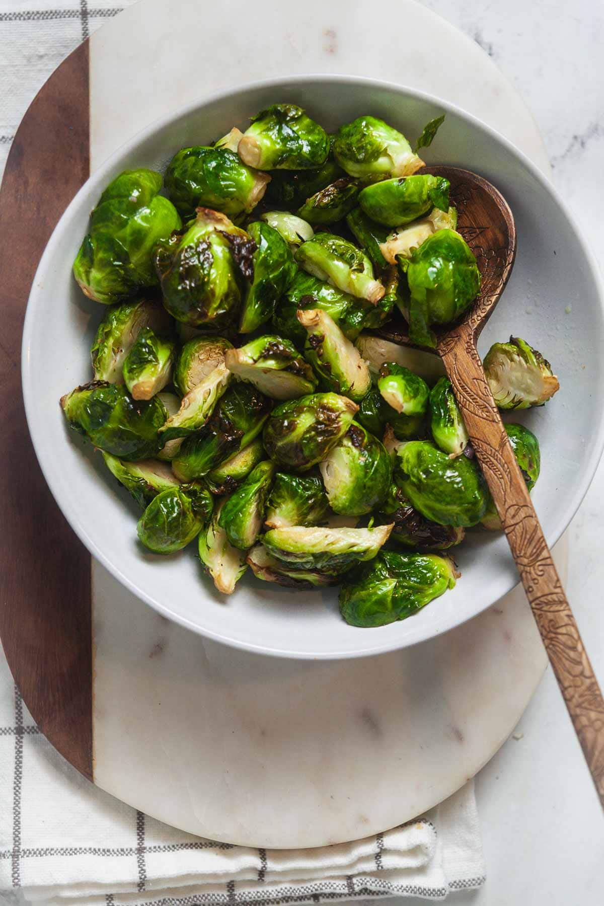 https://www.healthy-delicious.com/wp-content/uploads/2023/10/crispy-air-fryer-brussels-sprouts-6.jpg