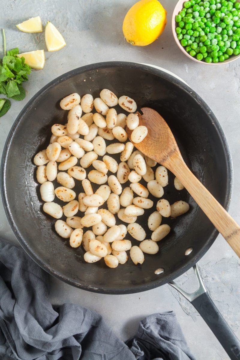 Toasting the gnocchi.